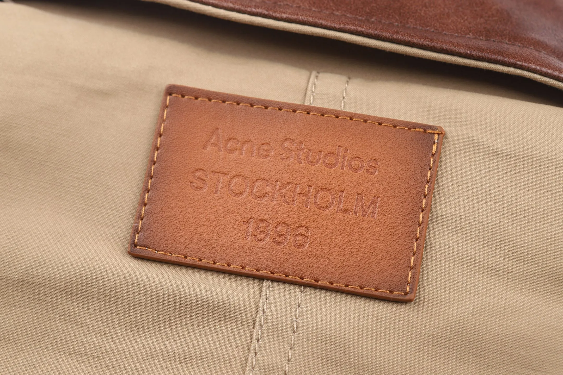 Acne Studio 25FW leather logo twill jacket ●Purchased and developed by Authentic 9500 ●100% fine cotton high-density plain woven fabric ●Cotton twill woven lining ●Padding Washed cotton ●Meli PU leather ●Template embroidery ●Fabric enzyme washing ●Customized 1:1 leather tag ●Customized 1:1 buttons ●Customized 1:1 zipper ●Customized 1:1 rope ●Customized 1:1 trademark ●Loose fit ●Size: 42 44 46 48 ●Style number: 2130/3C#10